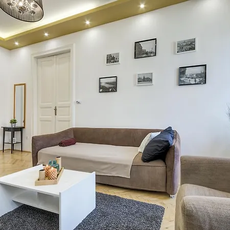 Real Zoltan Apartment *